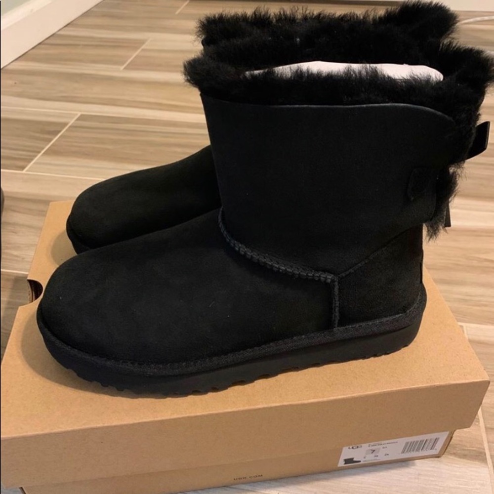 UGGS - Picture 4 of 5
